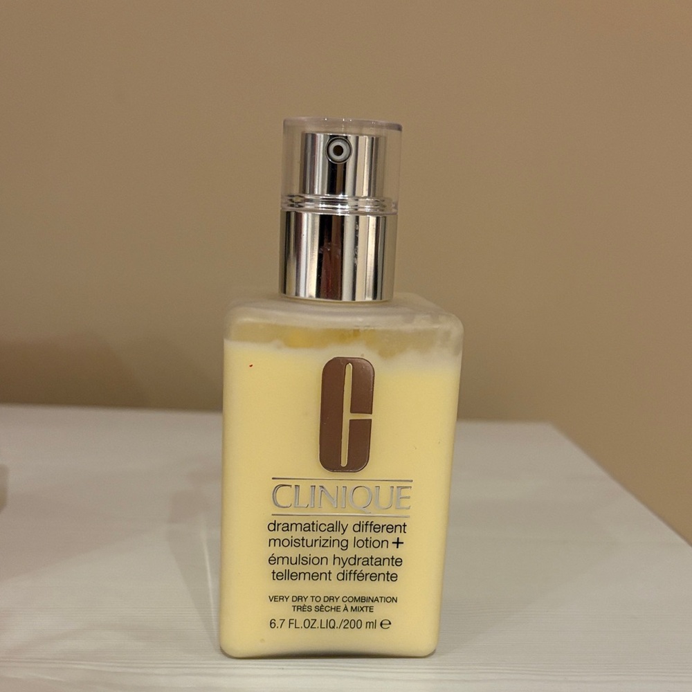 Clinique Dramatically Different Moisturizing Lotion - Yellow